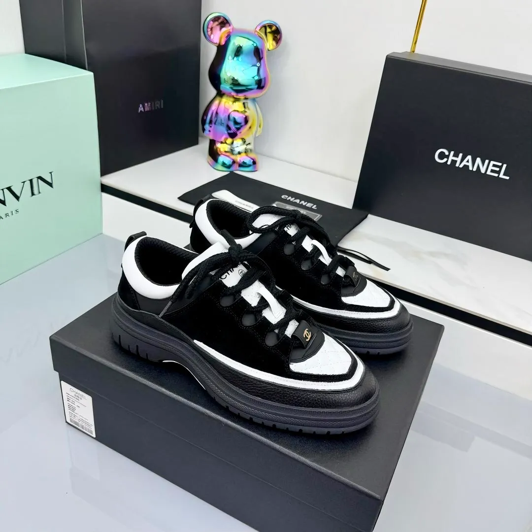 👟👟Ex-factory price 600👟👟 CHANEL 25C early autumn vacation style new casual shoes. A pair of comfortable shoes can reduce the fatigue on your feet. The new style is very versatile, whether it is daily wear or a sister party. It can be easily used for commuting in the workplace, outdoor sports and various occasions. It can increase the height, straighten the legs, modify the shape of the feet, is comfortable and comfortable without rubbing the feet, and has good breathability. It can also be worn in summer. Office workers can also easily own it when wearing it. The fabric is pebbled cowhide + plaid pad to show off sheepskin. The original open-molded rubber foam outsole! size: 35-40 (41 customized, non-refundable and non-exchangeable) 👉